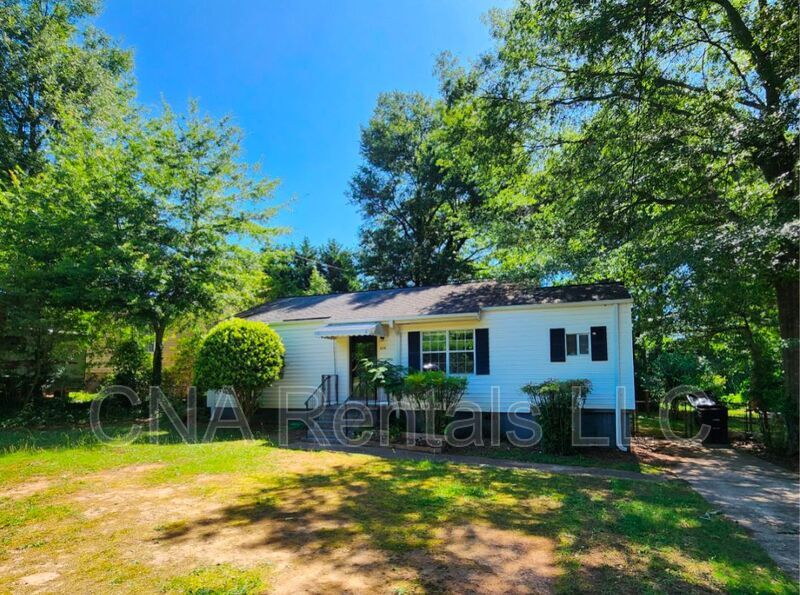 Marietta House: 104 E Acres Dr SE