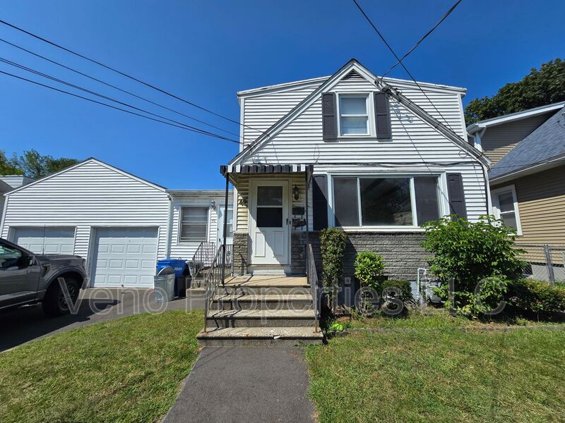 Albany House: 40 Frost Place