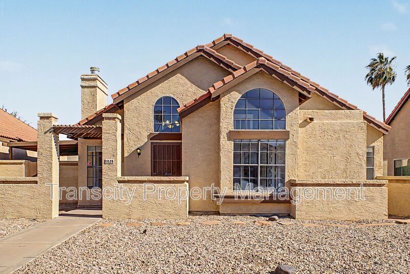 Tempe House: 1825 E Secretariat Dr