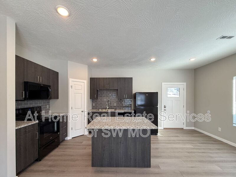 Springfield House: 4930-5 W. Minota St.