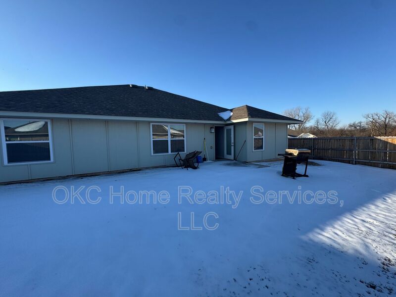 Chickasha House: 928 Dusky Valley Ln