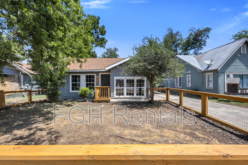 San Antonio House: 915 Canton