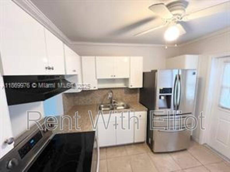 Hollywood Condo: 2223 Park Lane