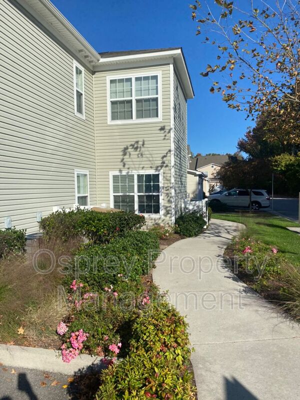 ADORABLE 3 BED/ 2.5 BATH WITH OPEN CONCEPT KITCHEN RENT SPECIAL HALF OFF IF MOVE IN BY 12/15 - Slider navigation 3