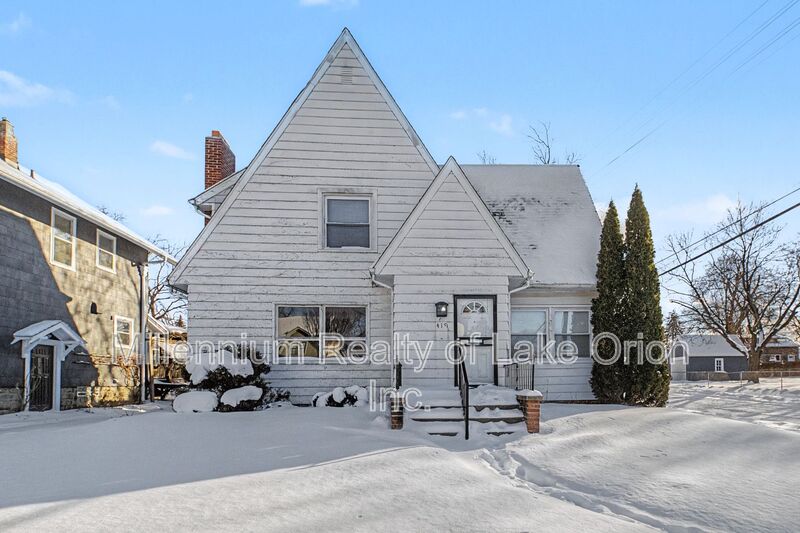 Pontiac House: 419 W Iroquois Rd