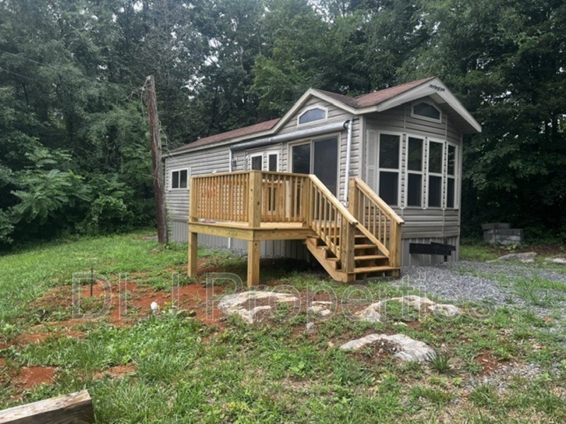 Dandridge House: 110 Edgewood Way