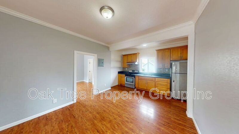 Oakland House: 884 32nd Street