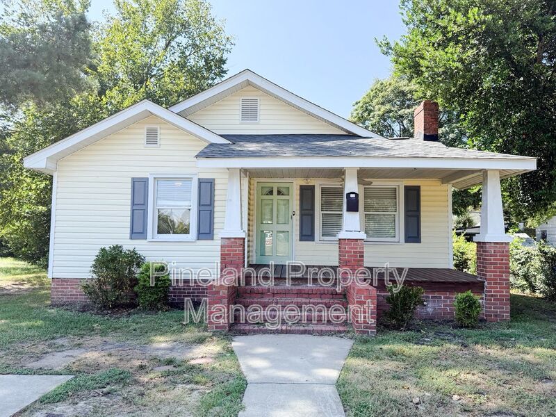 Fayetteville House: 316 Broadfoot Ave