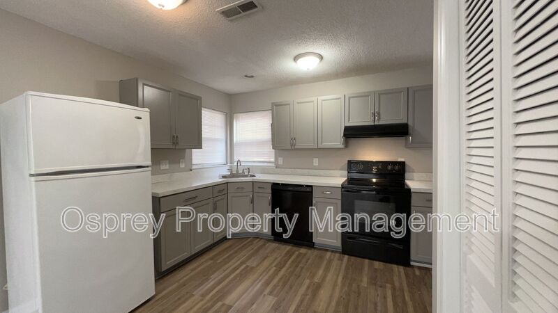 Spacious 3-Bedroom Corner-Unit Townhome with Private Patio in VB! - Photo 2