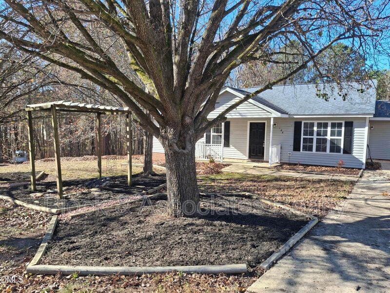 Holly Springs House: 144 Holly Mountain Rd