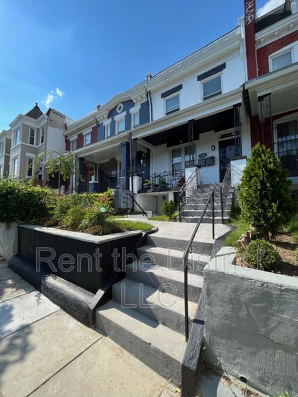 Washington Townhome: 318 Seaton Place NE