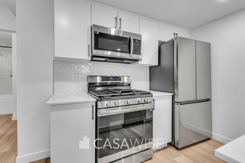 Edmonton House: 15412 96 Avenue Northwest