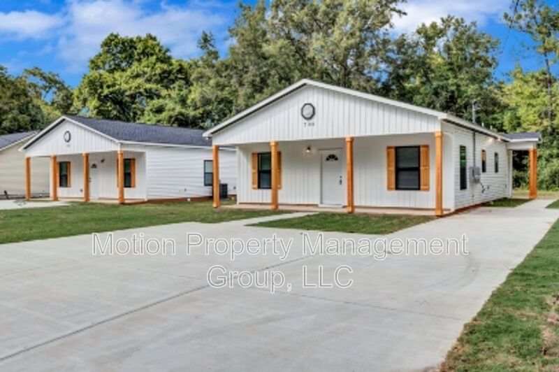 Fort Valley House: 700 Carmen Ave