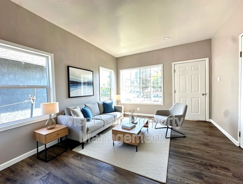 Los Angeles Condo: 155 W 43rd Street