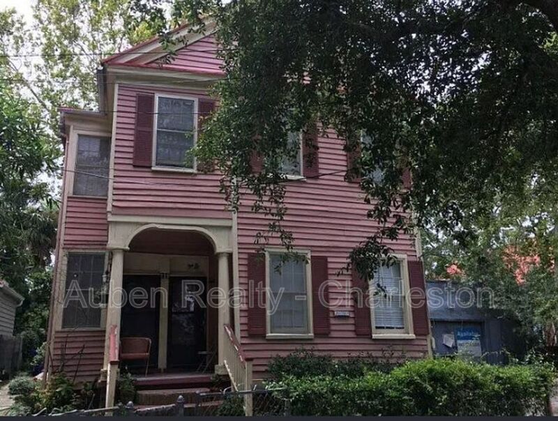 Charleston House: 139 Alexander St