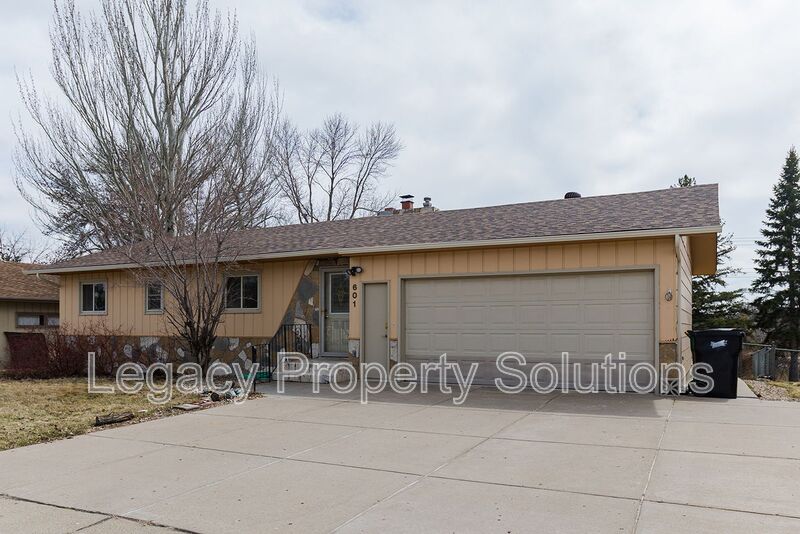 Bismarck House: 601 W Interstate Ave