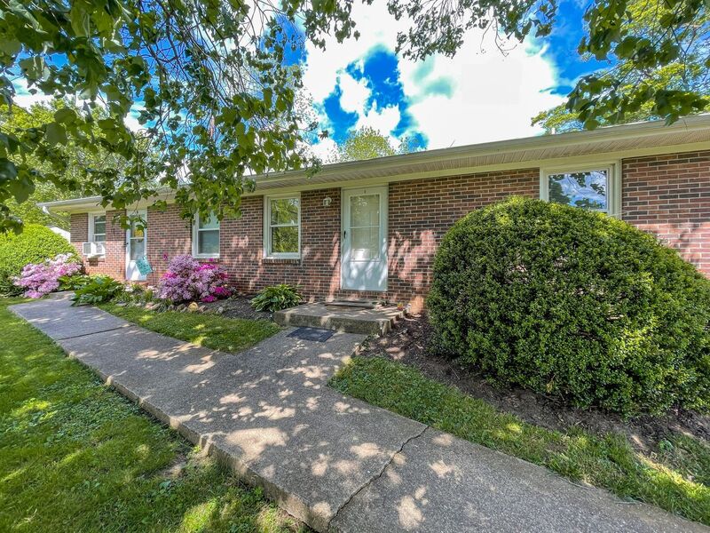 Black Mountain House: 250 Avena Rd