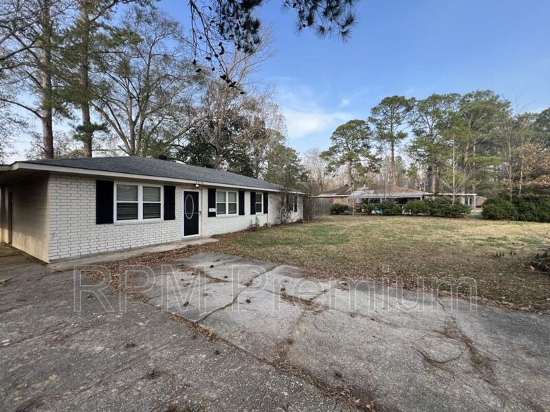 Praireiville House: 41158 2nd Colonial St.