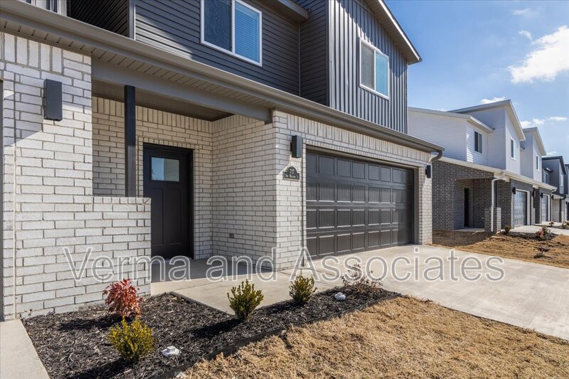 Centerton Townhome: 717 Sun Meadow Dr