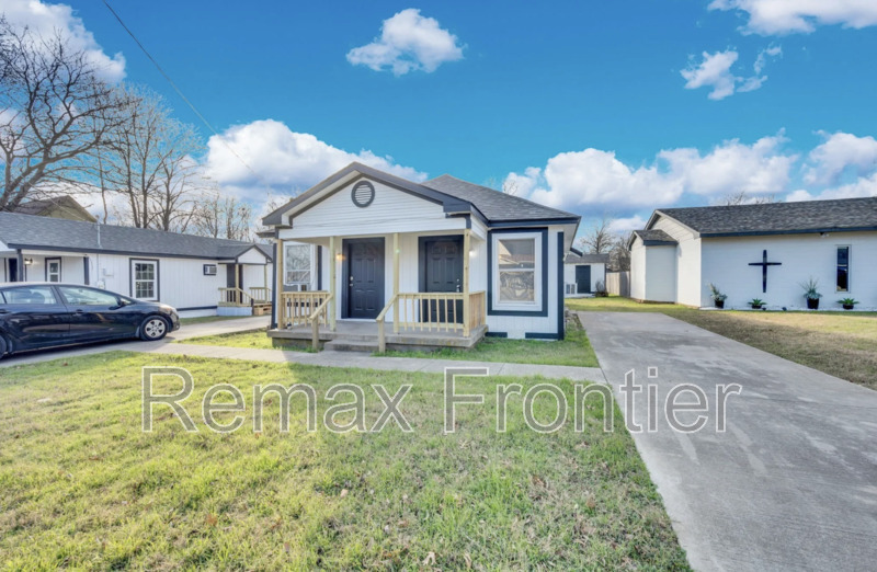 Midlothian Condo: 412 E Avenue F