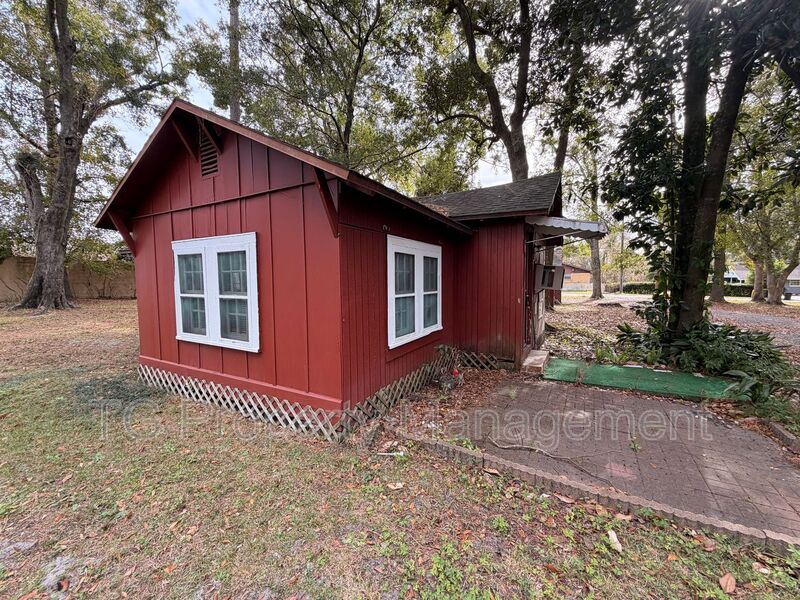 Jacksonville House: 5691 Akra Avenue