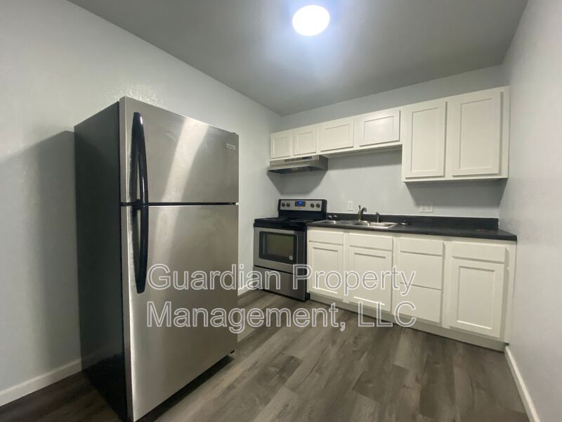 Maryville House: 123.5 N Main