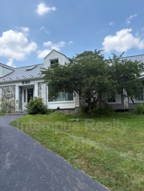 Youngstown Condo: 930 Mansell Dr