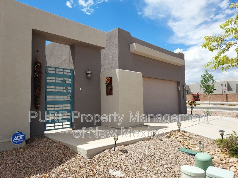 Los Lunas House: 1200 Tierra Verde Loop NW