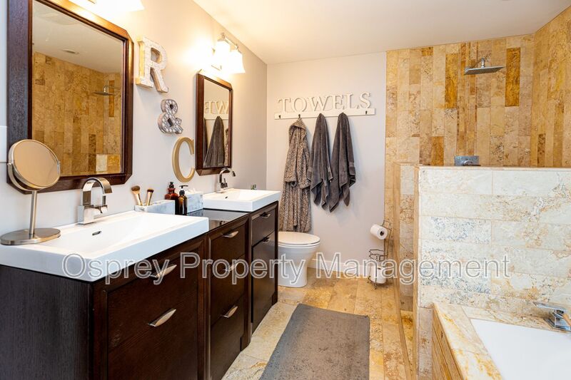 Spacious 4 Bedroom 3 Bath Home  - Photo 19