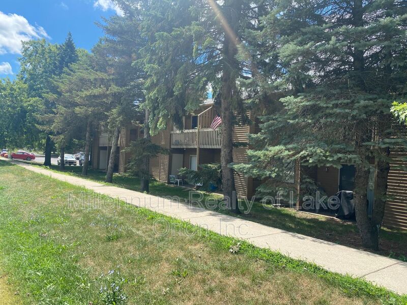 Oxford Condo: 25 Louck St