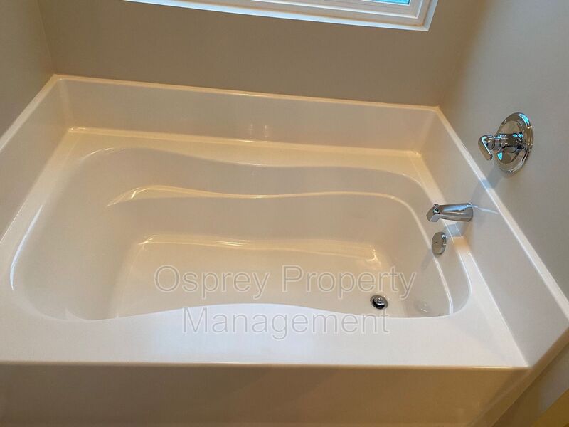 Beautiful 4 Bedroom Single Family Home - Photo 25