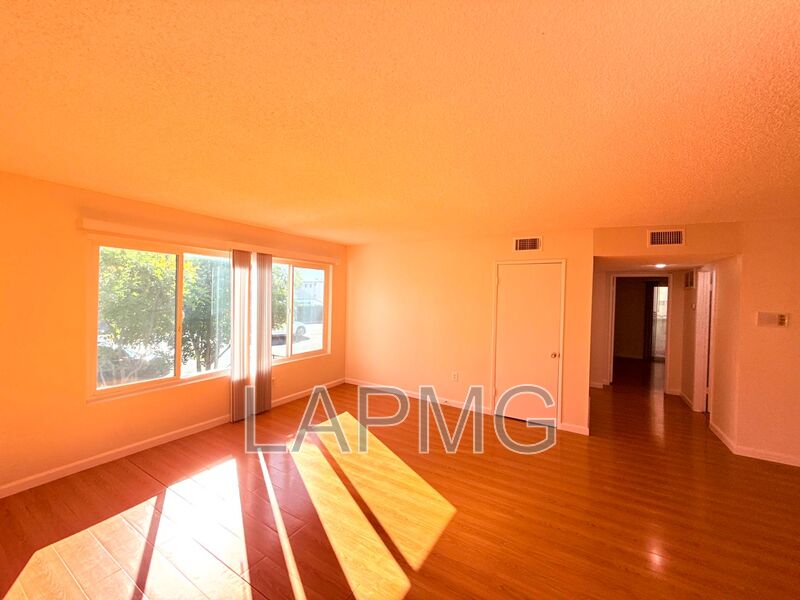 Glendale House: 1059 Western Avenue