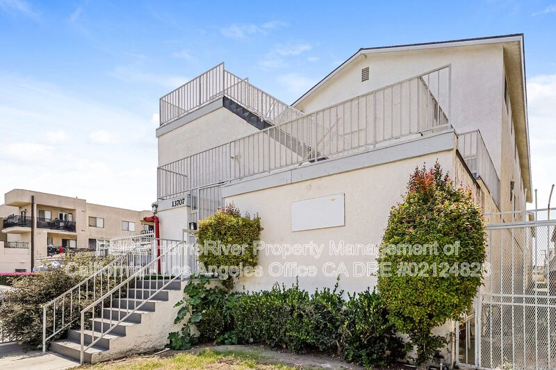 Hawthorne House: 13707 Yukon Ave