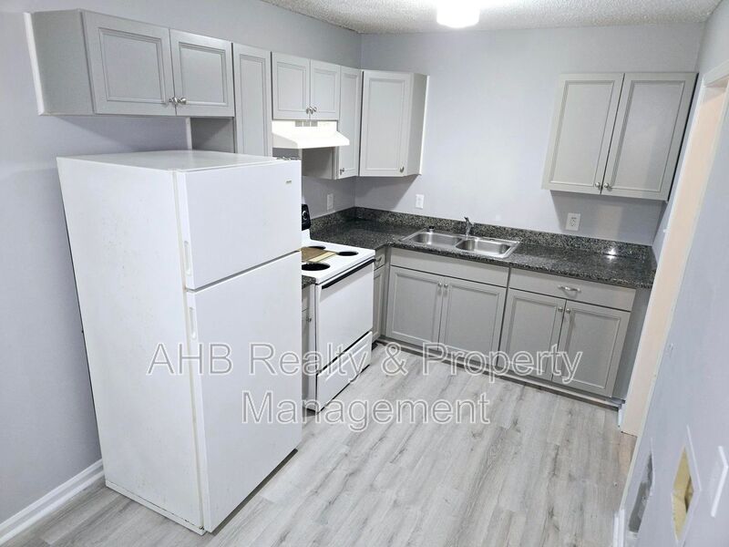 Burlington House: 2485 Michelle Drive