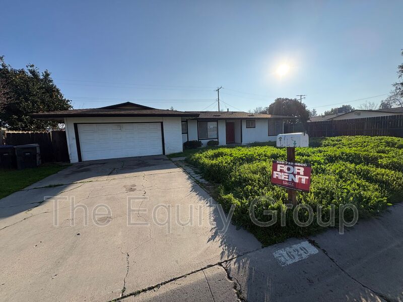 Visalia House: 1629 West Lark Ave