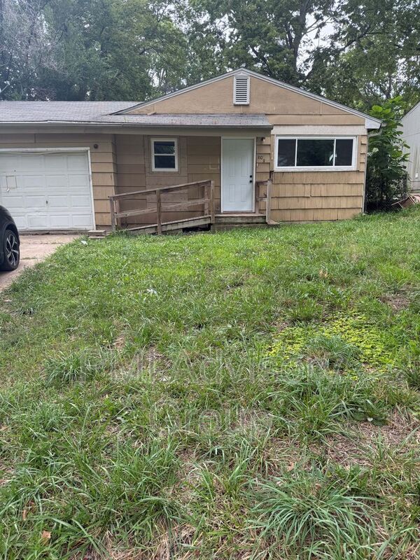 Topeka House: 3108 SE Colfax St