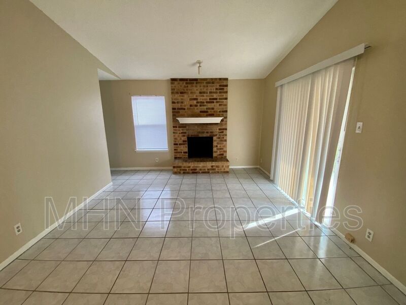 COZY 2 bed/1 bath Duplex in Oak Meadow, near Huebner and NW Military! - Photo 3