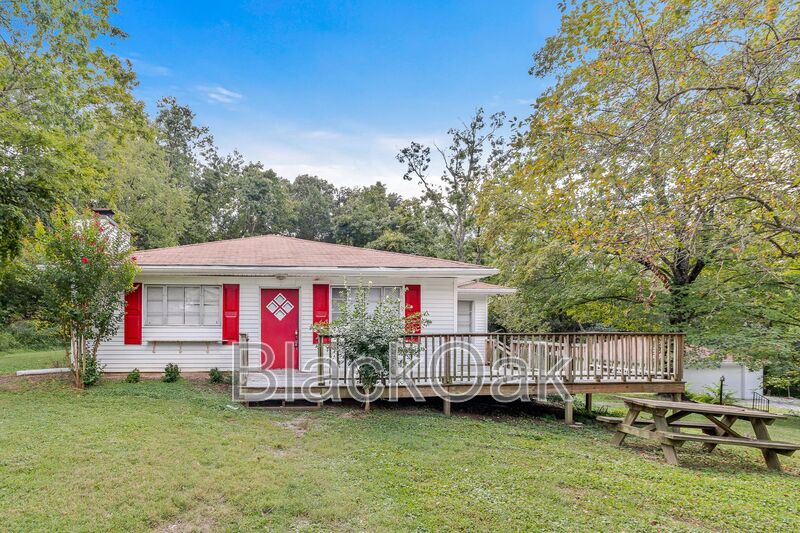 New Albany House: 206 Mount Tabor Road