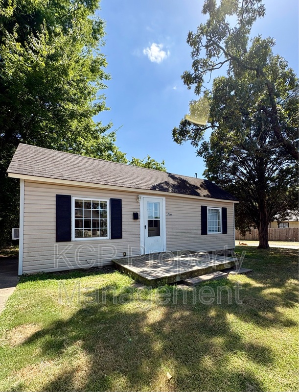 Fort Smith House: 1700 South T