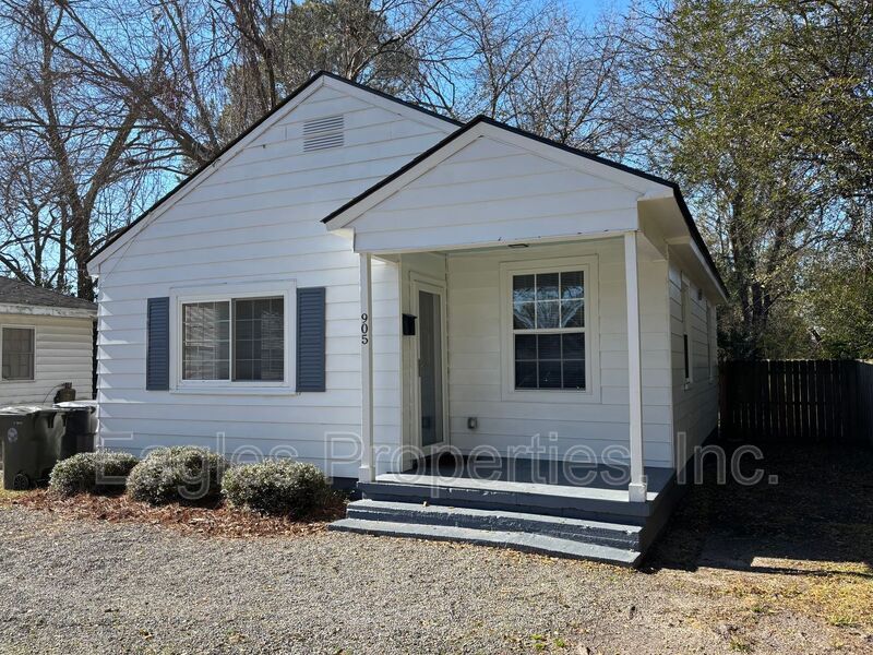 Goldsboro House: 905 North Pineview Avenue