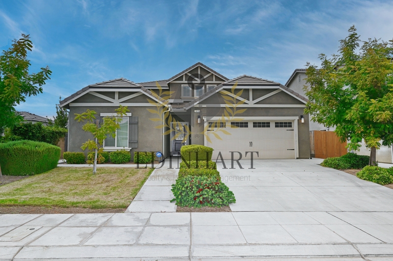 Madera House: 661 Blue Oak Lane West