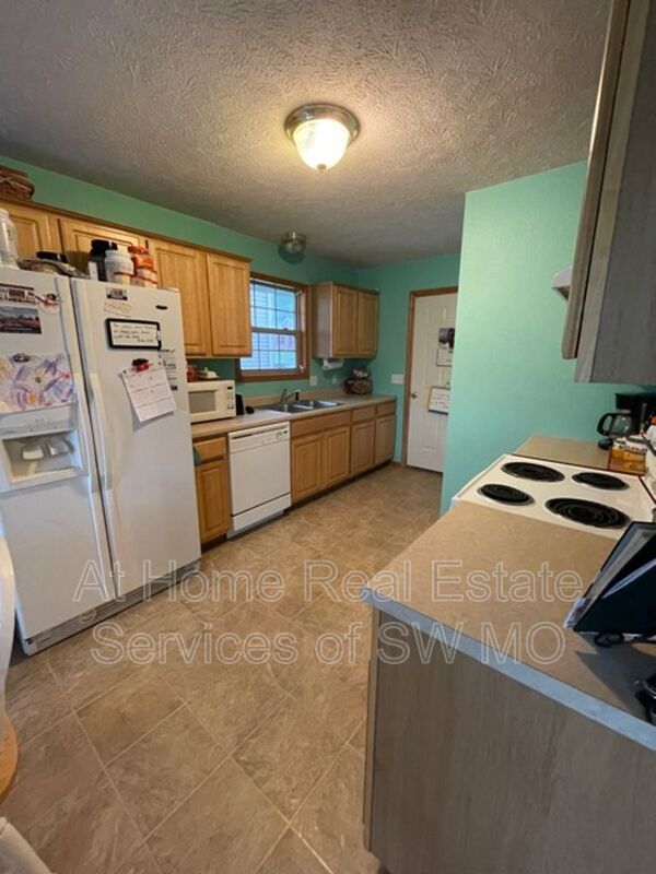 Nixa House: 104 Twin Oak