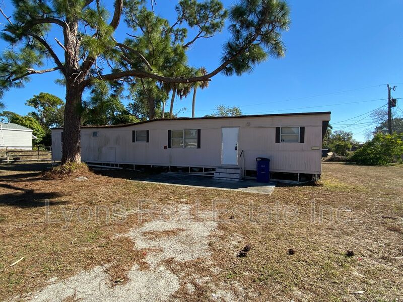 North Fort Myers House: 8335 Wooley Dr.