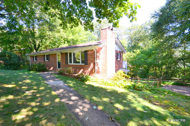 Arden House: 17 Laurel Park Dr