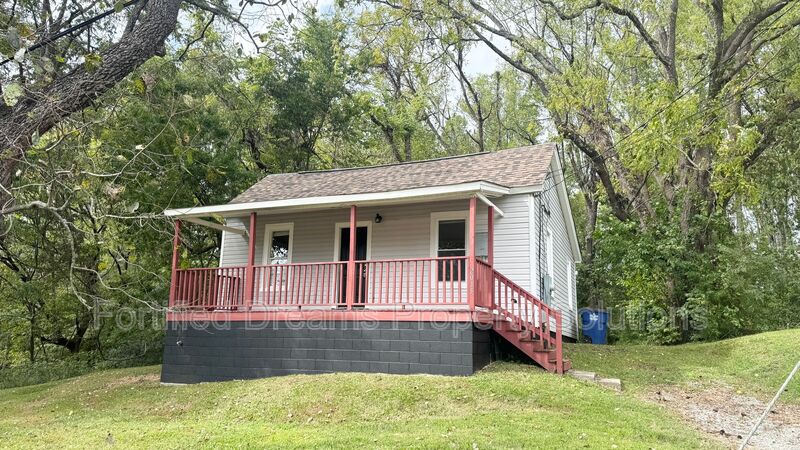 Winston-Salem House: 2015 Row Street