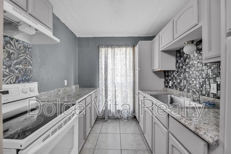 Pharr House: 440 W Siesta St- A