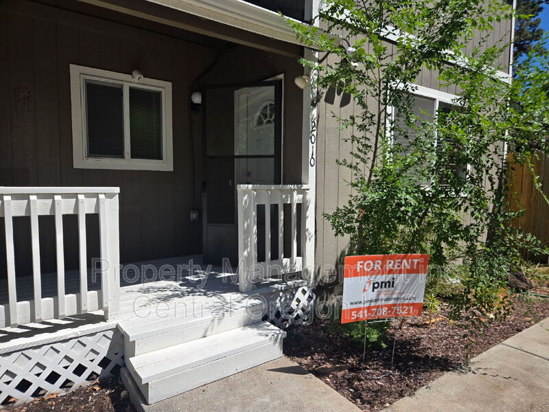 Bend Townhome: 2010 NE Full Moon Dr