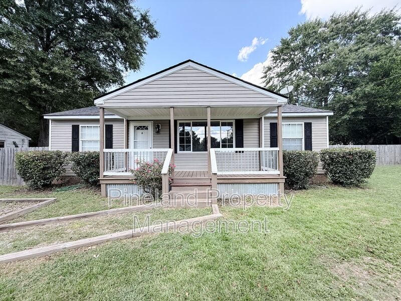 Fayetteville House: 5300 Walnut Dr
