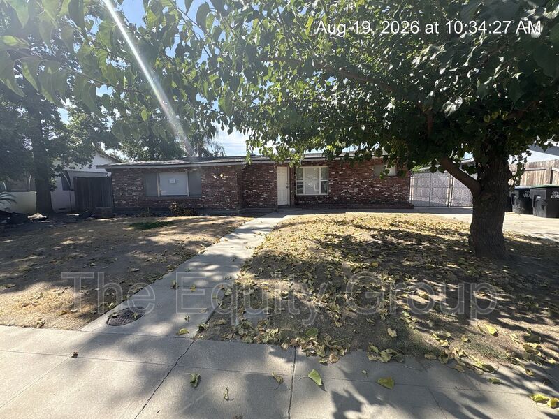 Visalia House: 2245 West Harvard Avenue