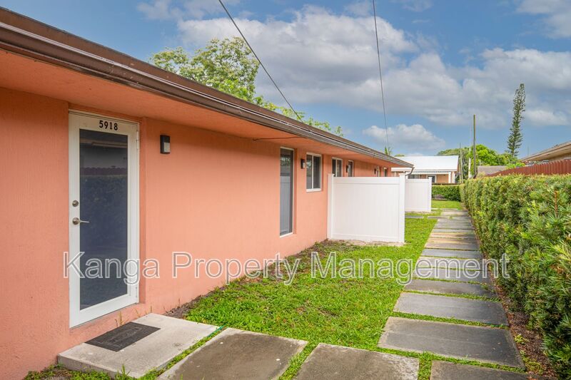 Hollywood House: 5918 Pierce Street